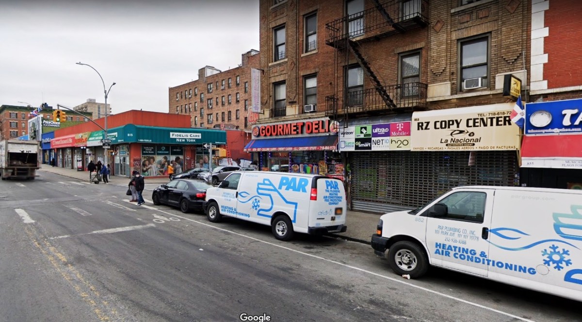 Cliente murió baleado mientras desayunaba: violento robo en bodega de Nueva York