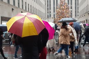 Violencia sin descanso en Nueva York: a un hombre le cortaron la cara cerca del famoso árbol navideño del Rockefeller Center