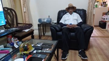 Para algunos como el dominicano Santana Bonilla, de 78 años, pasar estas fechas sin compañía, no implica ningún trauma