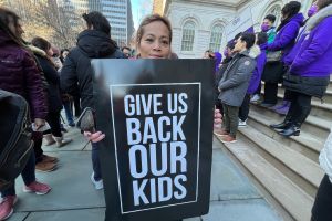 Exigen aprobar ley que informe a padres supervisados por agencia de Servicios Infantiles en NYC sobre sus derechos