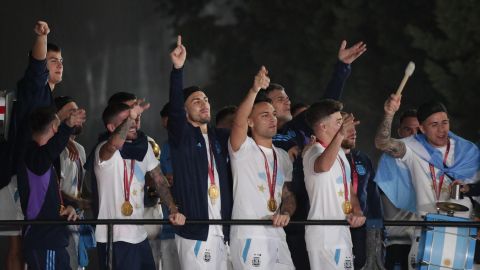 Los futbolistas se trasladaron en un autobús descapotable para saludar a los aficionados.