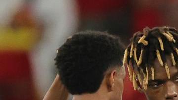 Luis Enrique consolando a sus jugadores tras caer en los penaltis.