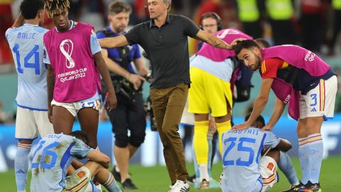 Luis Enrique consolando a sus jugadores tras caer en los penaltis.