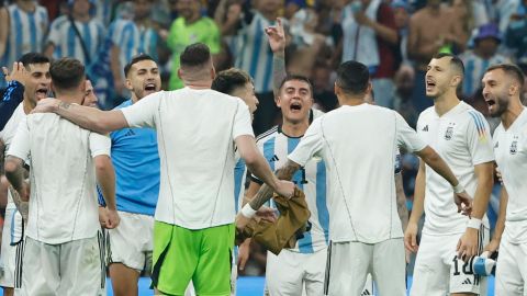 Jugadores de Argentina celebraron su pase a la final del Mundial Qatar 2022.