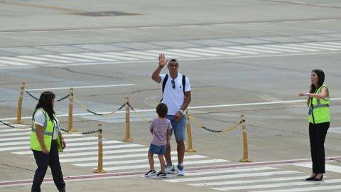 Luis Suárez arribó al Aeropuerto Internacional Rosario junto a su familia.