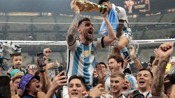 Lionel Messi alzó la Copa del Mundo tras vencer a Francia en penaltis.