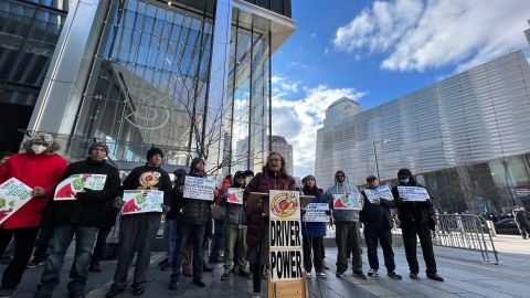 Conductores de Uber lanzan huelga por freno a aumento de tarifas frente a sede de Unber en Manhattan