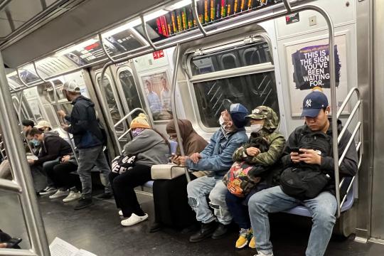 Pasajera establece récord Guinness al recorrer todas las 472 estaciones del metro de NYC en un día