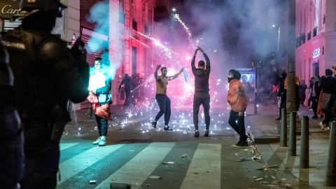 Al menos 20,000 aficionados de Marruecos generaron disturbios en París.