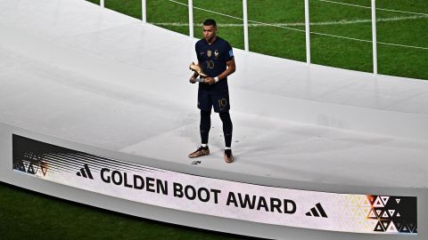 Kylian Mbappé se alzó con la Bota de Oro del Mundial de Qatar 2022.