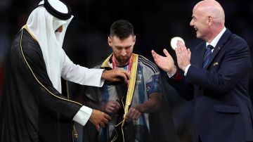 Lionel Messi  recibió el besht por parte del emir de Qatar.
