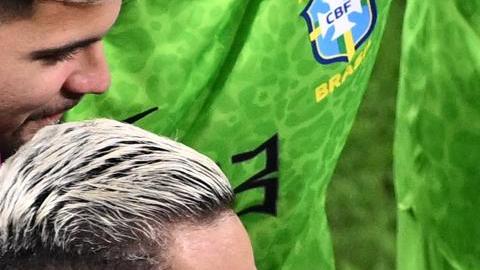 Tite celebró el segundo gol de Brasil junto a los jugadores.