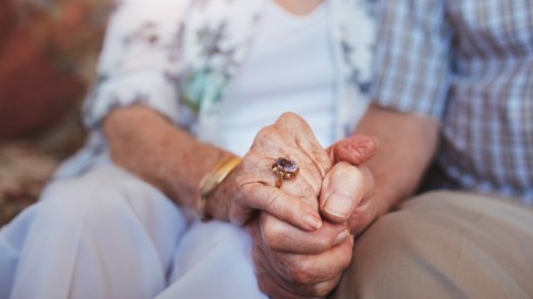Ancianos tomados de la mano