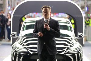 Elon Musk dice a empleados de Tesla que no se preocupen por la caída de acciones de la compañía