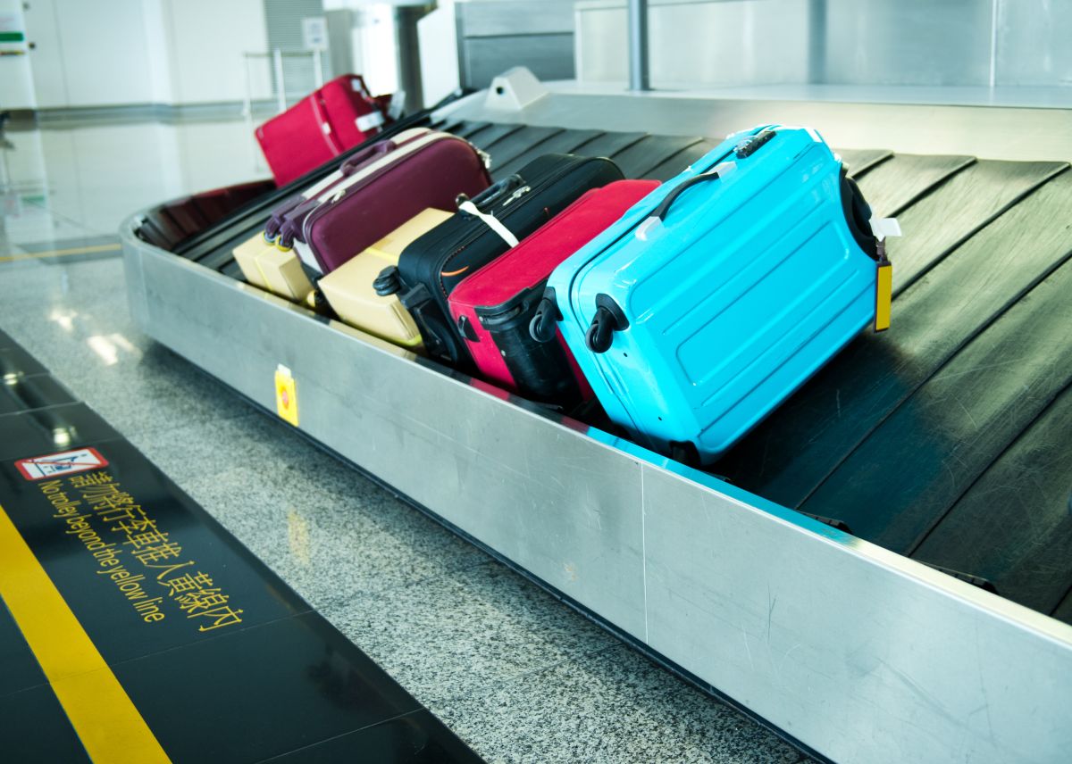 Las maletas hacen un largo recorrido en los aeropuertos para llegar a un avión.