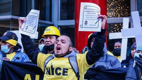 !Ni un muerto más! gritaban los manifestantes en la oficina de la mandataria en Manhattan.