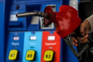 Los precios de la gasolina caen al nivel más bajo en 18 meses en EE.UU.