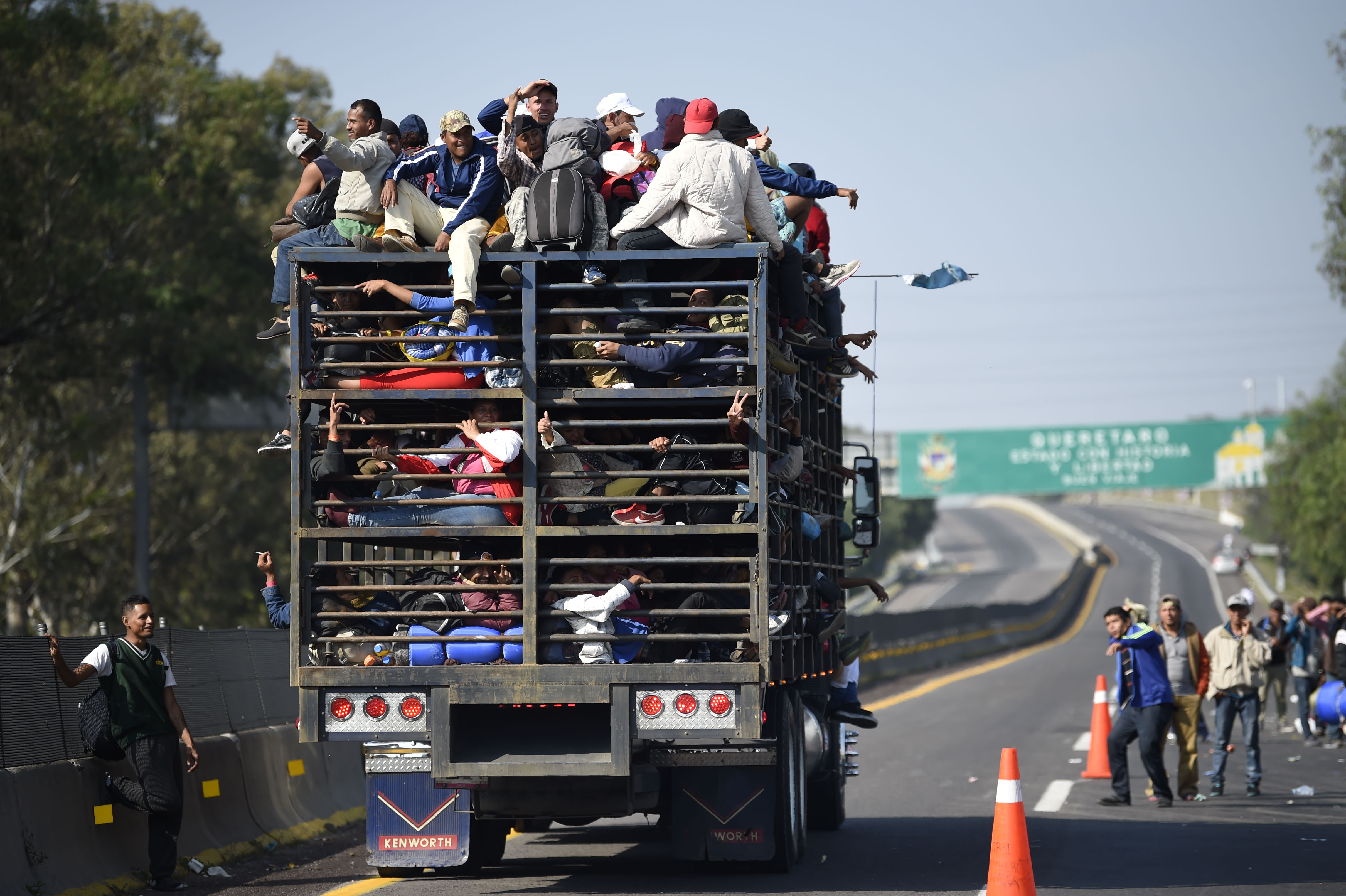 Dos migrantes resultaron muertos y 20 heridos tras volcarse un camión de carga al este de México