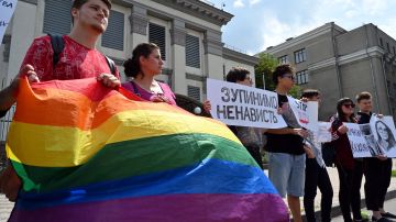 Activistas de la comunidad LGBT se manifiestan en Rusia.