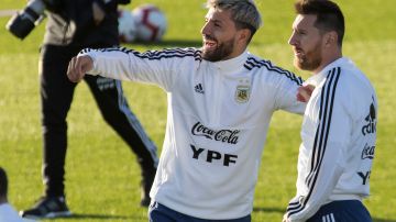 Kun Aguero (L) y Lionel Messi (R) durante un entrenamiento de la Selección Argentina en 2021.