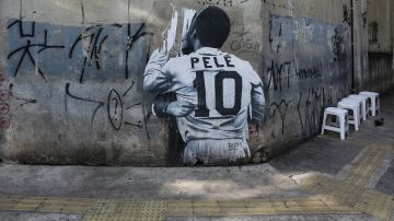 La camiseta de Pelé es expuesta a menudo en cientos de lugares de Brasil.