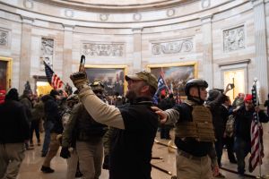 Sentencian a 5 años de cárcel a alborotador que persiguió a un oficial durante el asalto al Capitolio