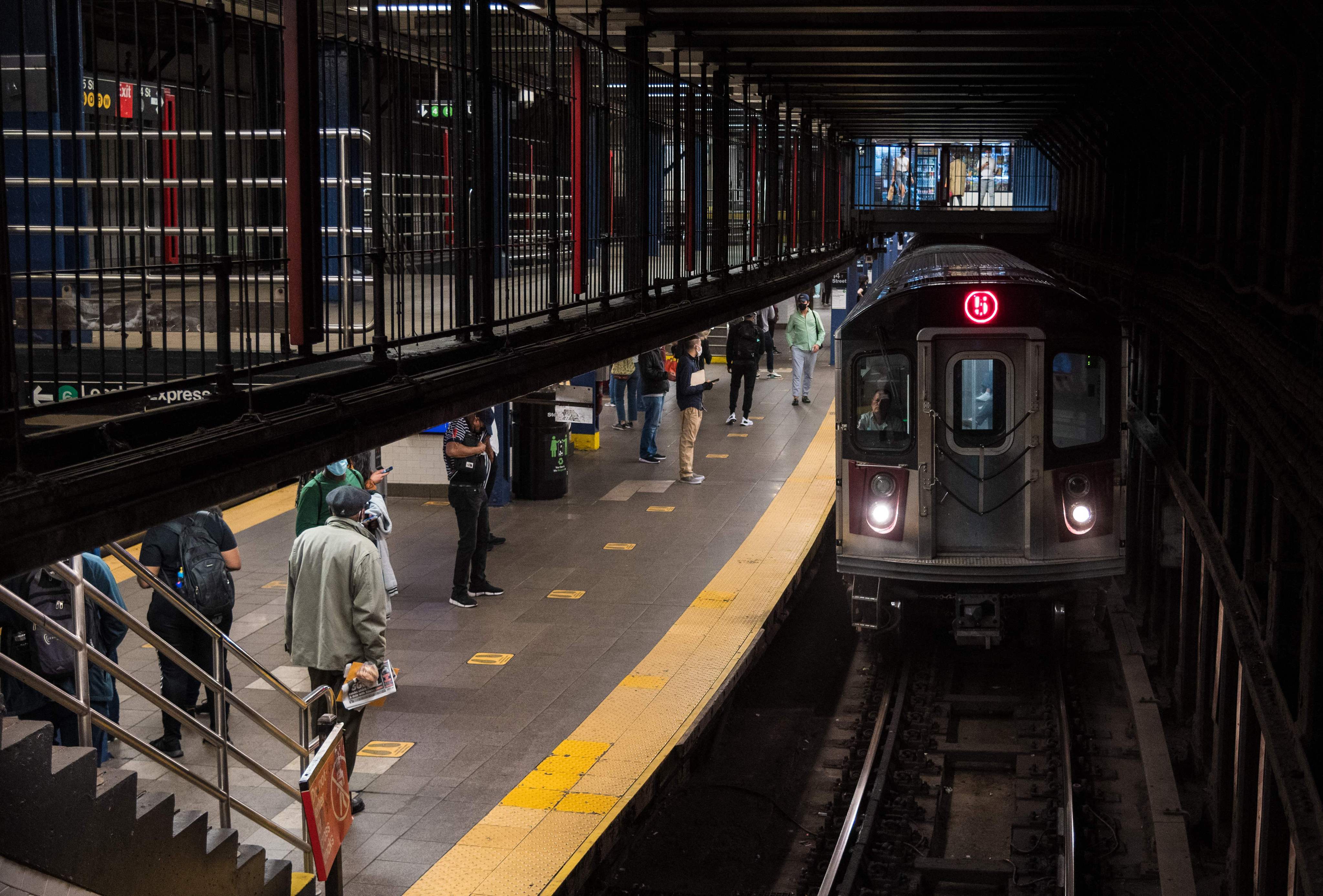 Hombre fue arrollado fatalmente por un tren de Queens tras dejar caer su  teléfono a las vías del metro - El Diario NY