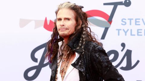 Demandan a Steven Tyler por abusar sexualmente de una menor a mediados de la década de 1970, cuando ella tenía 16 años.