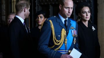 El príncipe William ha quedado completamente expuesto ante la prensa mundial, luego de las declaraciones del príncipe Harry.