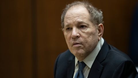 Harvey Weinstein, quien ya cumple una sentencia de 23 años por violación y agresión sexual en Nueva York, podría recibir ahora hasta 24 años de prisión en California.