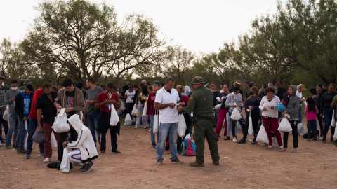 El grupo cruzó ilegalmente por el Río Grande.