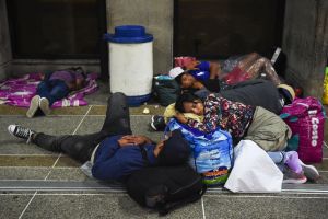 Más de 200 migrantes se entregan a las autoridades en México con la promesa de regularizarse