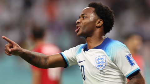 Raheem Sterling celebra luego de marcarle a Irán en Qatar 2022.