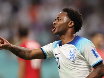 Raheem Sterling celebra luego de marcarle a Irán en Qatar 2022.