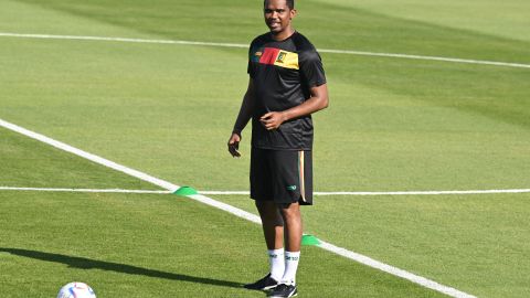 Samuel Eto'o entrena con la selección de Camerún antes de su debut en Qatar 2022.