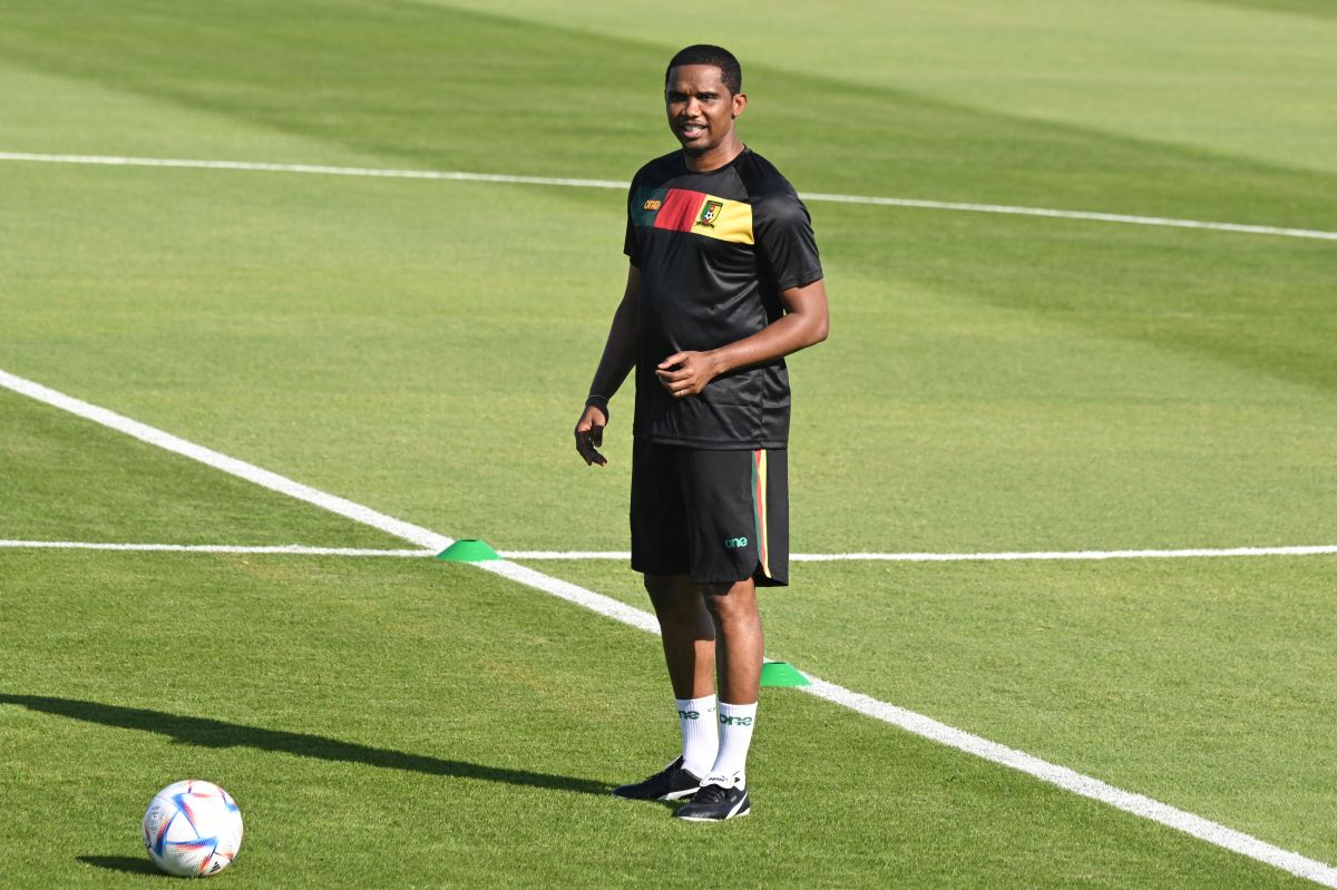 Samuel Eto'o entrena con la selección de Camerún antes de su debut en Qatar 2022.