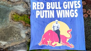 La pancarta que los manifestantes colocaron en la sede de Red Bull.