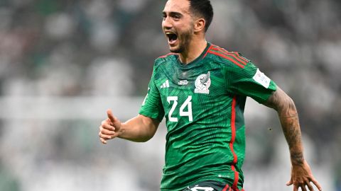 Luis Chávez marcó un golazo de tiro libre ante Arabia