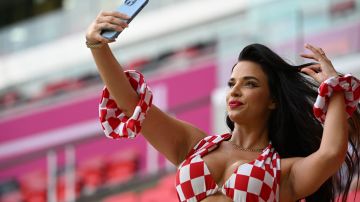 Ivana Knöll posa para la cámara de su teléfono celular luego de la victoria de Croacia en penales ante Brasil en Qatar 2022.