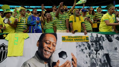 Fanáticos brasileños y de todo el mundo auguran la recuperación de Pelé.