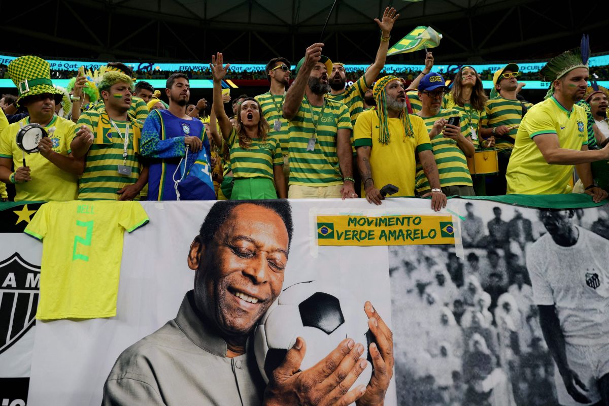 Fanáticos brasileños y de todo el mundo auguran la recuperación de Pelé.