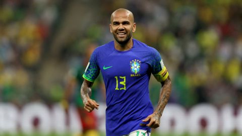 Dani Alves debutó en Brasil en la tercera fecha de la fase de grupos, y lo hizo como titular.