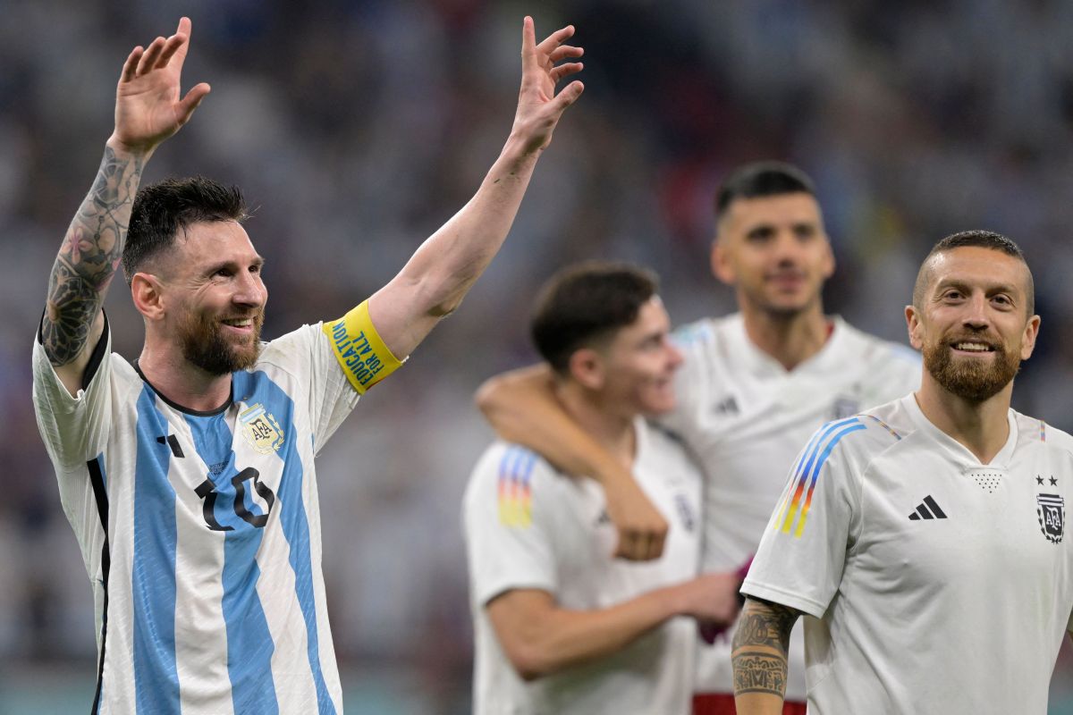 Lionel Messi celebra junto a sus compañeros la victoria ante Australia.
