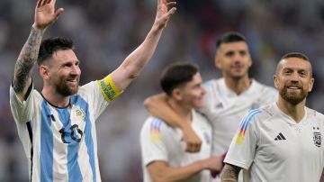 Lionel Messi celebra junto a sus compañeros la victoria ante Australia.