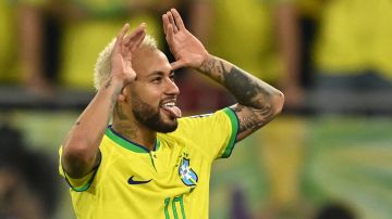 Neymar celebra con fanáticos la goleada de Brasil sobre Corea del Sur.