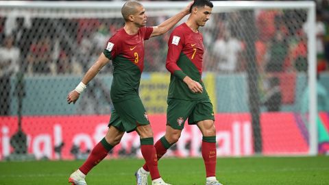 Pepe (L) comparte con Cristiano Ronaldo (R) luego de la victoria 6-1 ante Suiza.