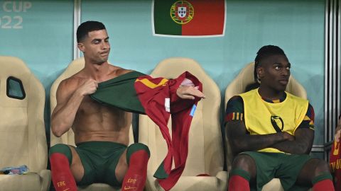 Cristiano Ronaldo se prepara desde el banquillo para ingresar al terreno de juego ante Suiza.