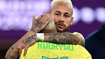 A pesar de estar afectado, Neymar consoló a Rodrygo.