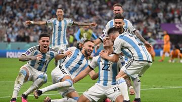 Jugadores de Argentina festejan luego de la victoria en penales ante Países Bajos.