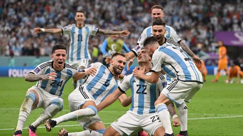 Jugadores de Argentina festejan luego de la victoria en penales ante Países Bajos.